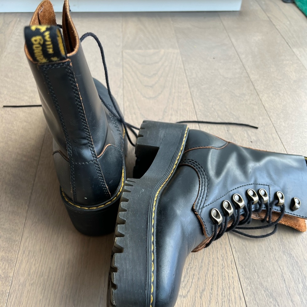 Dr. Martens Leona boot size 8